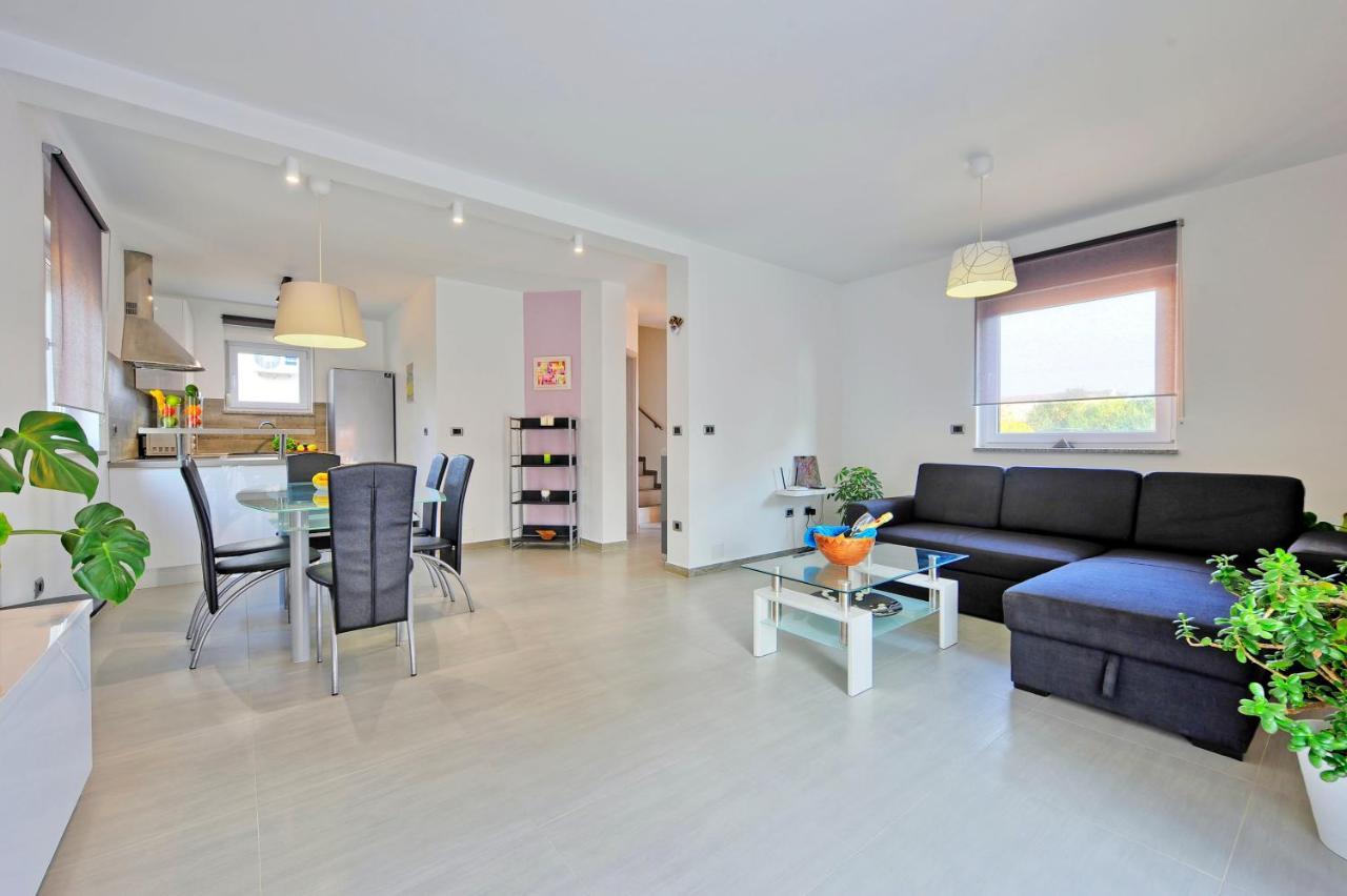 Vila With Private Pool In Village Jadreski Pula