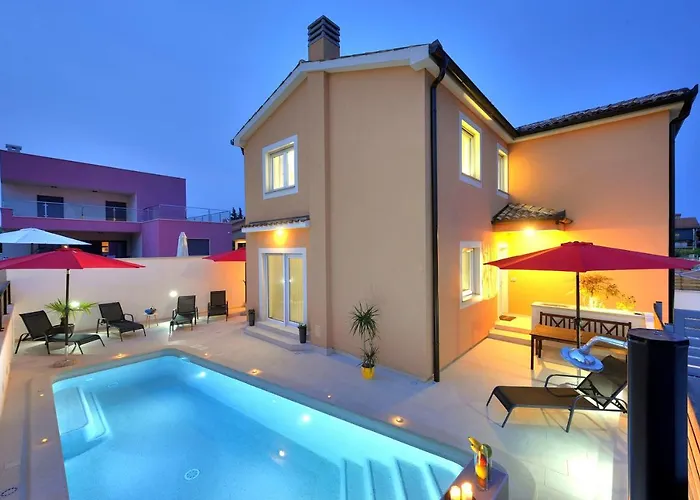 Villa With Private Pool In Village Jadreski