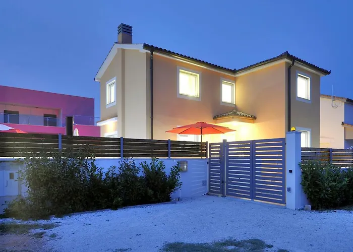 Villa With Private Pool In Village Jadreski