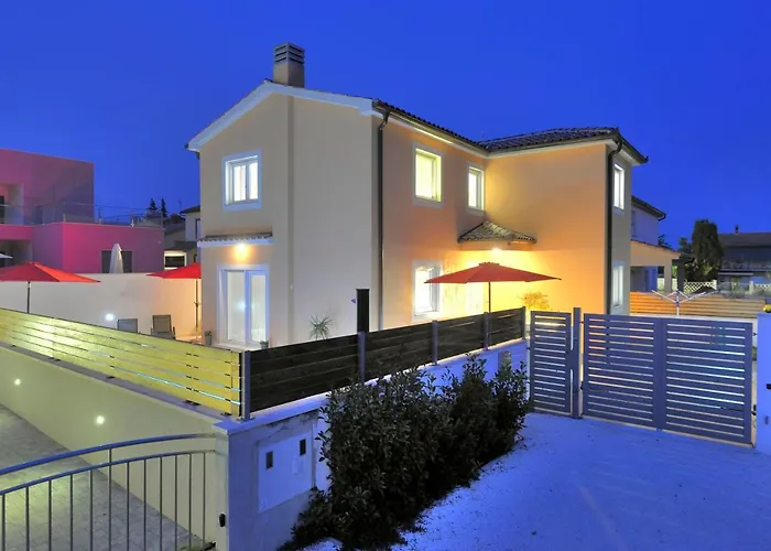 Villa With Private Pool In Village Jadreski
