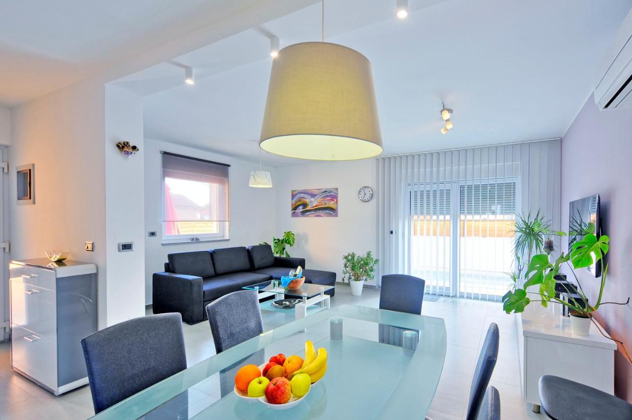 With Private Pool In Village Jadreski * Pula